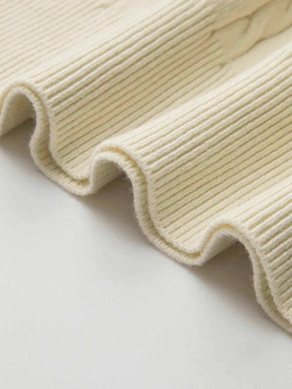 Linèa™ | Haut en tricot décontracté à col en V et manches courtes